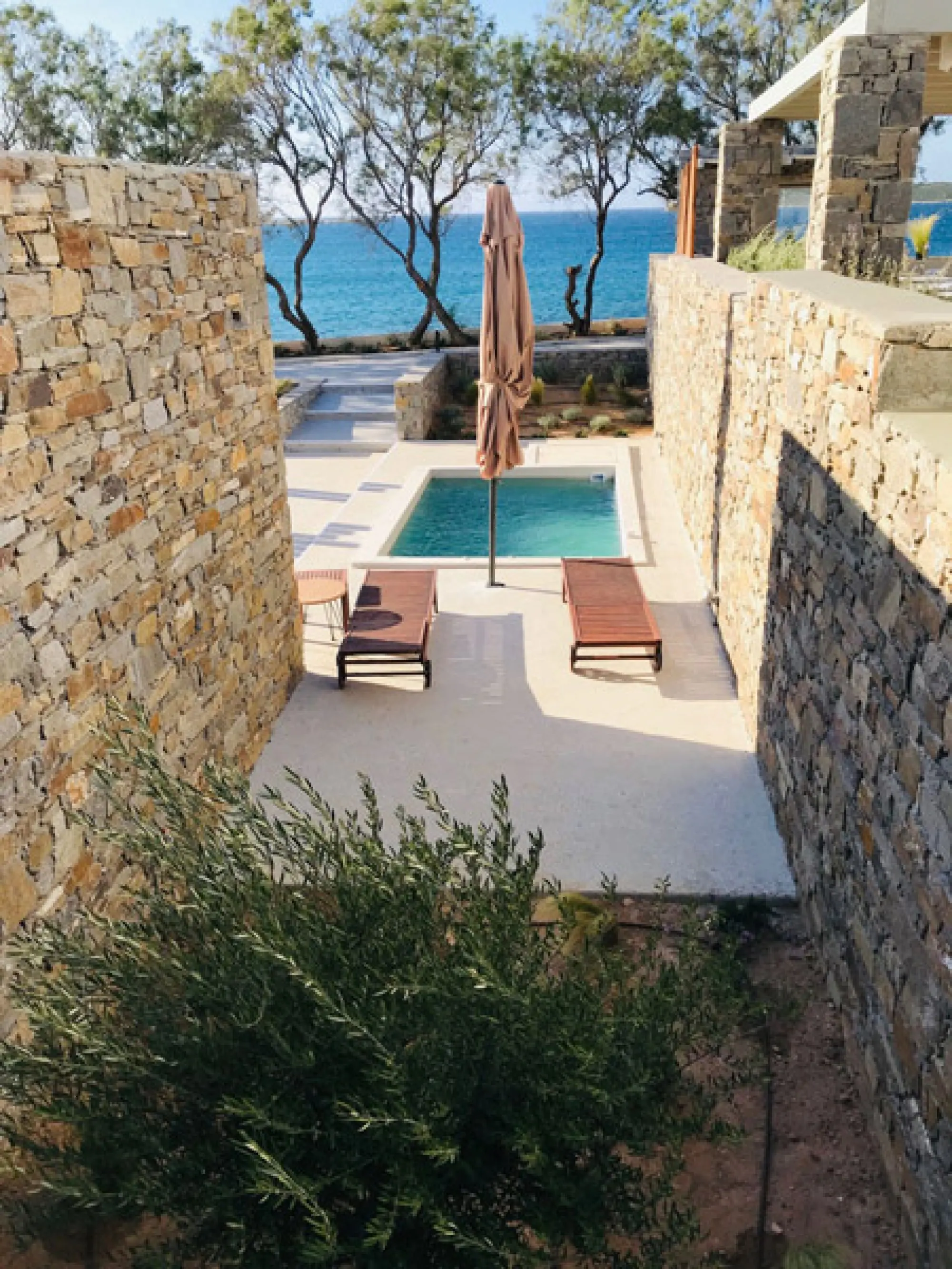 Deluxe Double Suite με Ιδιωτική Πισίνα & Ιδιωτική Αυλή με Θέα Θάλασσα